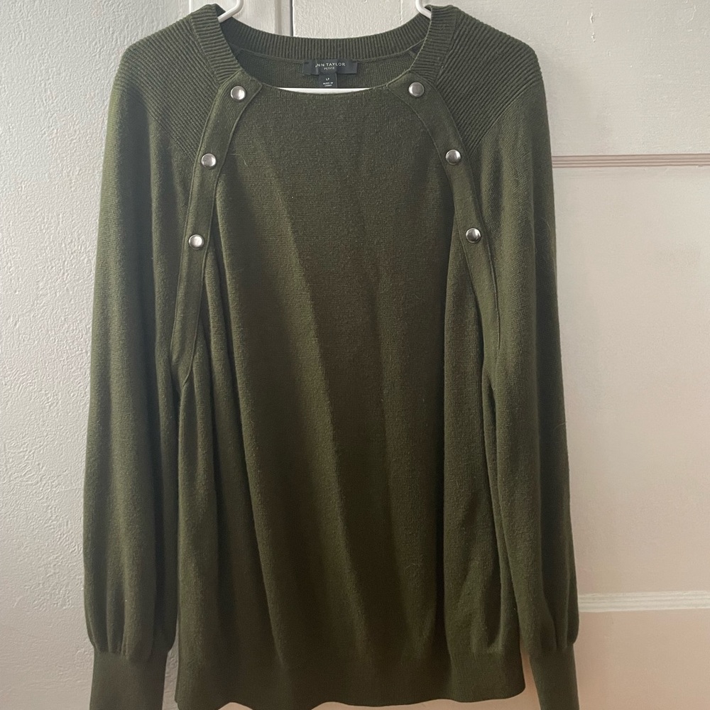 ANN TAYLOR unique Button Detail Olive Green Sweater In LP/PETITE